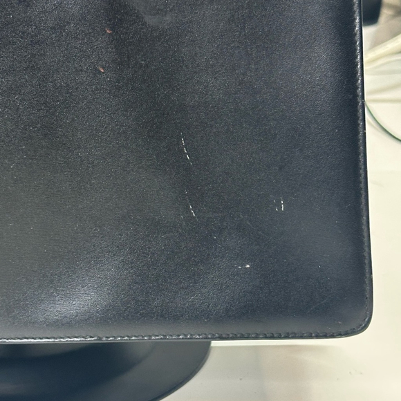 Sleek Black Gucci Shoulder Bag with Structured Design and Thin Strap - Picture 3 of 16